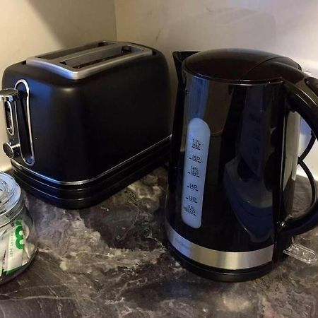 Conveniently Situated 1Bed Apt In Stretford Apartment Manchester Bagian luar foto