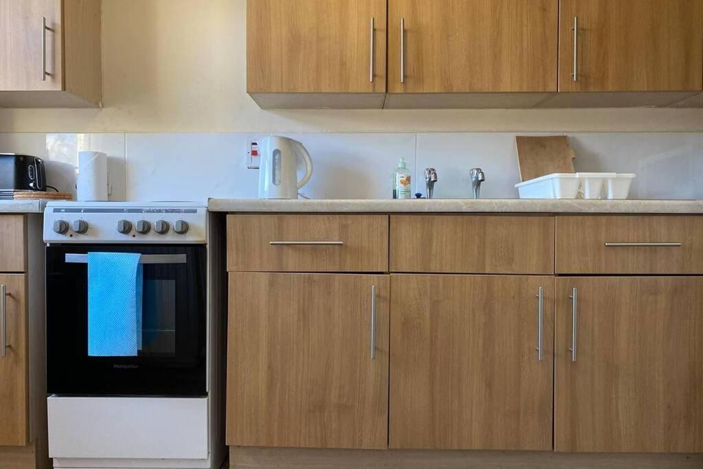 Conveniently Situated 1Bed Apt In Stretford Apartment Manchester Bagian luar foto