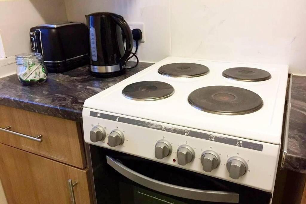 Conveniently Situated 1Bed Apt In Stretford Apartment Manchester Bagian luar foto