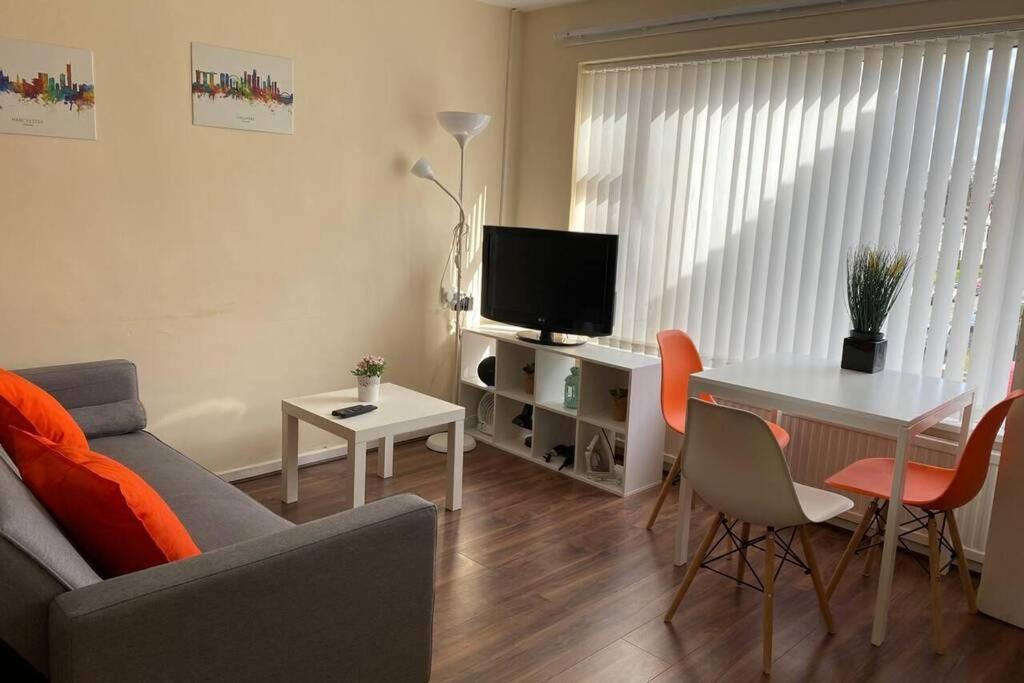 Conveniently Situated 1Bed Apt In Stretford Apartment Manchester Bagian luar foto