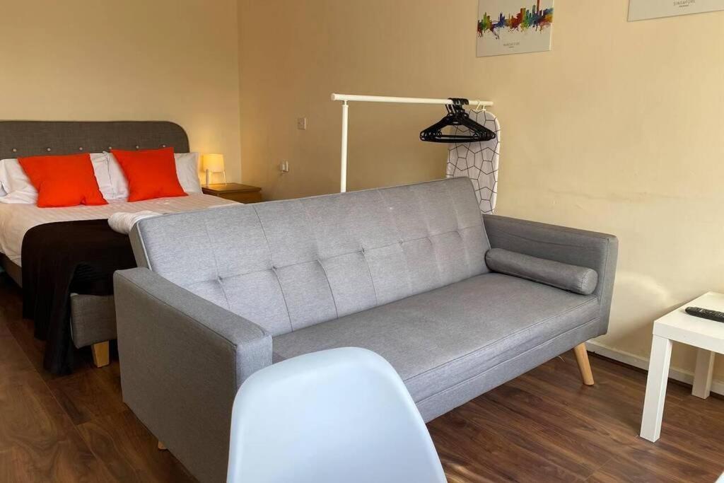Conveniently Situated 1Bed Apt In Stretford Apartment Manchester Bagian luar foto