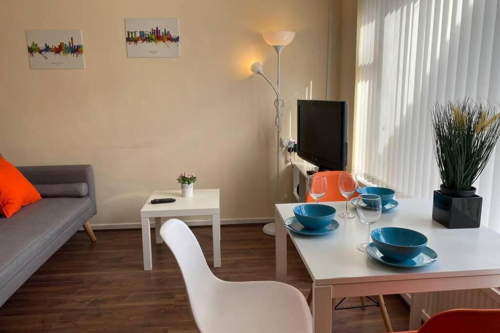 Conveniently Situated 1Bed Apt In Stretford Apartment Manchester Bagian luar foto